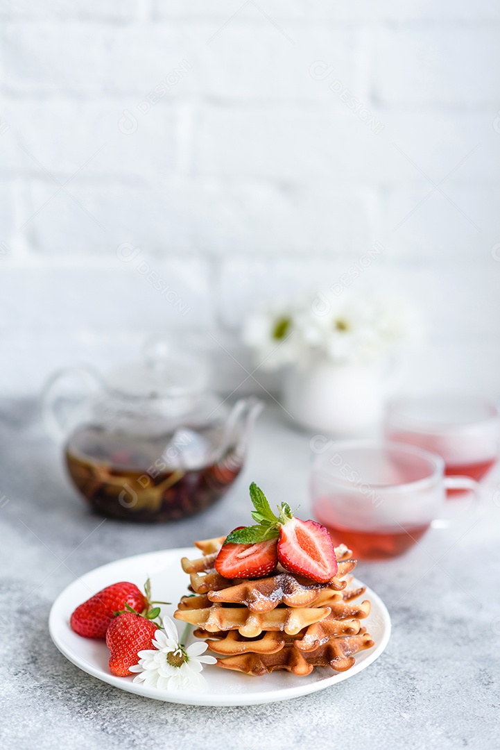 Deliciosos waffles belgas crocantes e doces com frutas e bagas. Delicioso café da manhã nutritivo e saudável