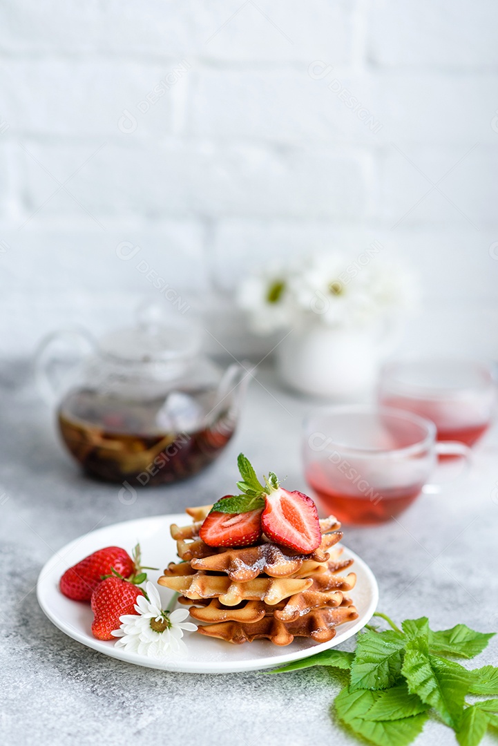 Deliciosos waffles belgas crocantes e doces com frutas e bagas. Delicioso café da manhã nutritivo e saudável