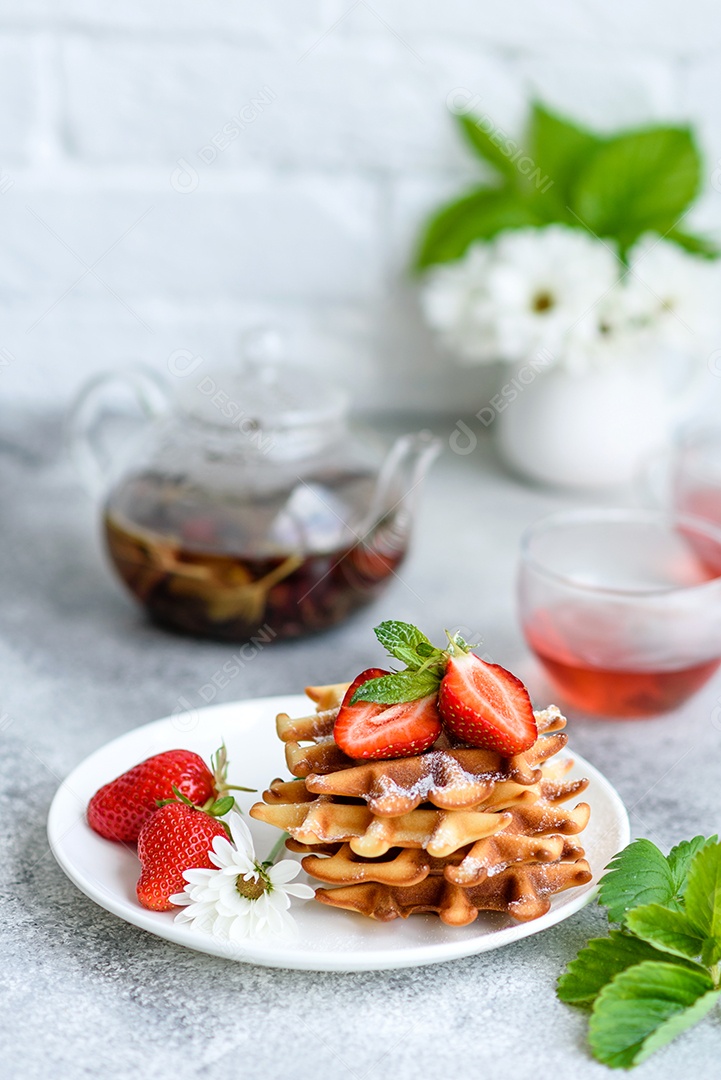 Deliciosos waffles belgas crocantes e doces com frutas e bagas. Delicioso café da manhã nutritivo e saudável