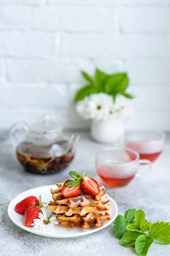 Deliciosos waffles belgas crocantes e doces com frutas e bagas. Delicioso café da manhã nutritivo e saudável