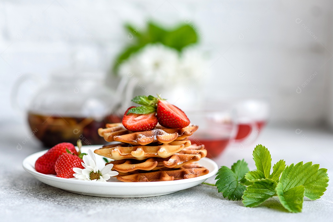 Deliciosos waffles belgas crocantes e doces com frutas e bagas. Delicioso café da manhã nutritivo e saudável