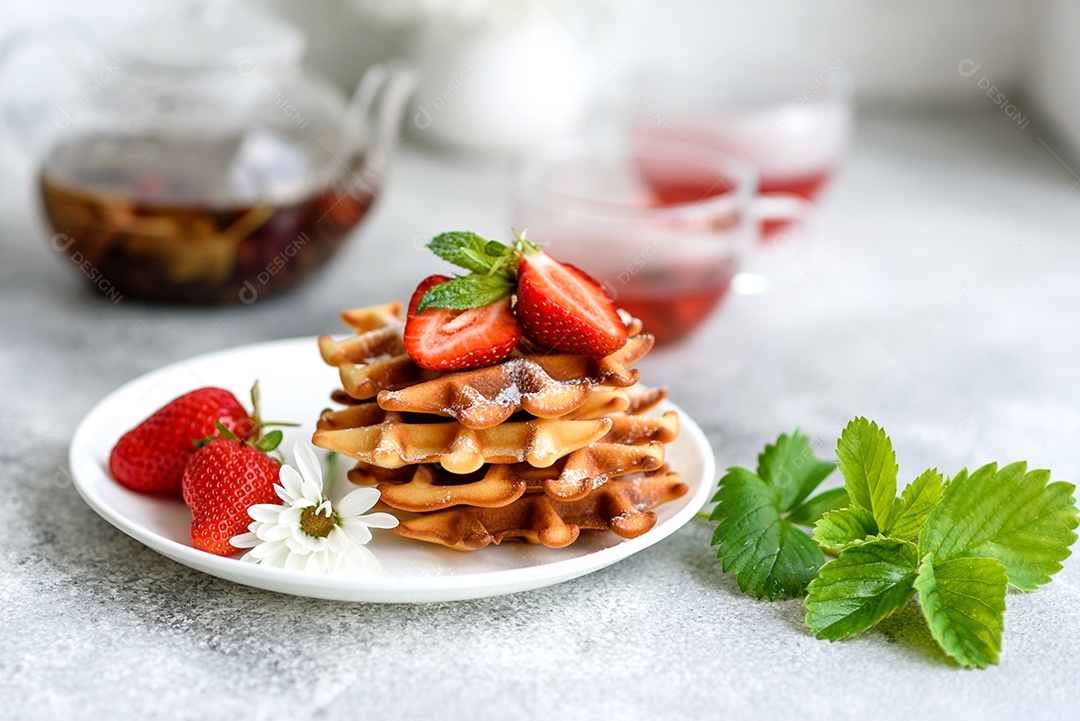 Deliciosos waffles belgas crocantes e doces com frutas e bagas. Delicioso café da manhã nutritivo e saudável