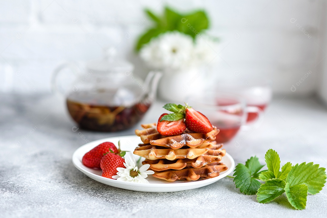 Deliciosos waffles belgas crocantes e doces com frutas e bagas. Delicioso café da manhã nutritivo e saudável