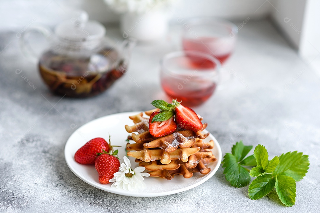 Deliciosos waffles belgas crocantes e doces com frutas e bagas. Delicioso café da manhã nutritivo e saudável