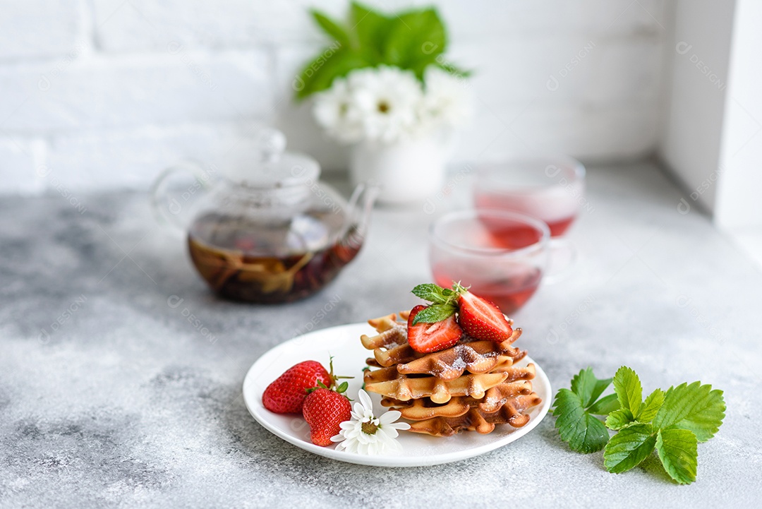Deliciosos waffles belgas crocantes e doces com frutas e bagas. Delicioso café da manhã nutritivo e saudável