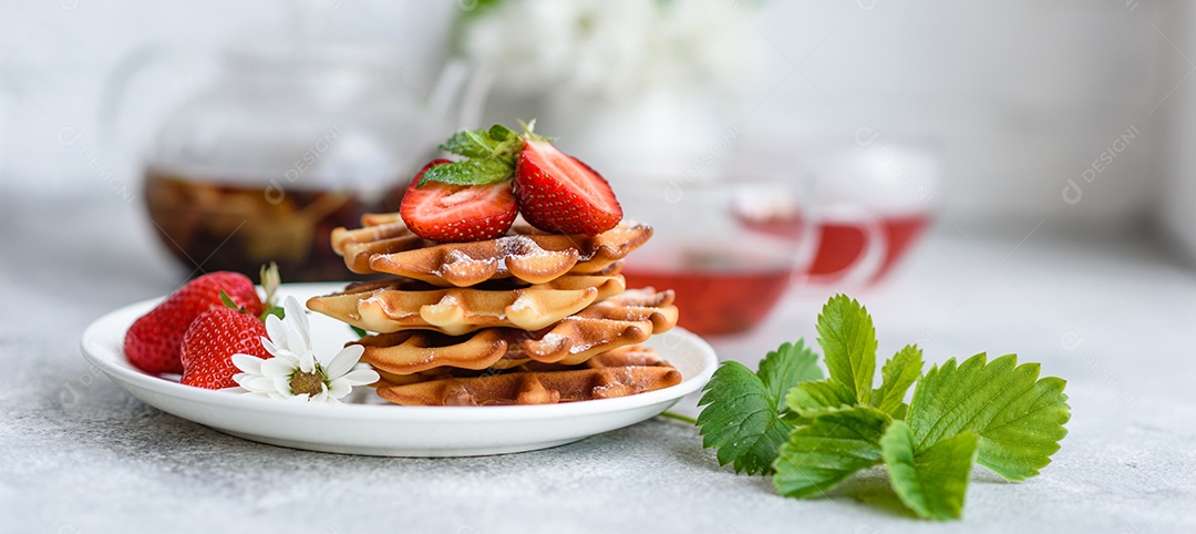 Deliciosos waffles belgas crocantes e doces com frutas e bagas. Delicioso café da manhã nutritivo e saudável