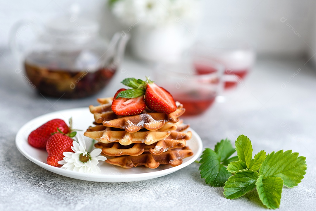 Deliciosos waffles belgas crocantes e doces com morangos