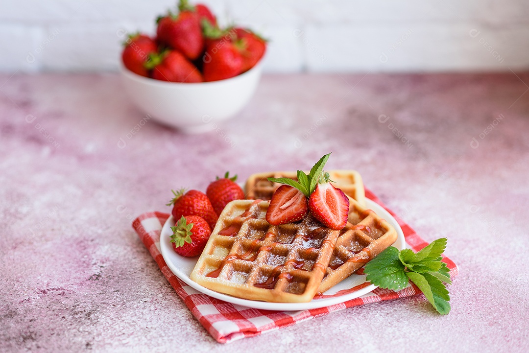 Deliciosos waffles belgas crocantes e doces com morangos