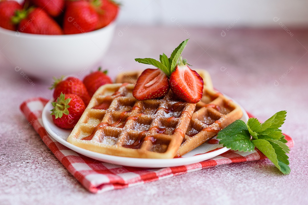Deliciosos waffles belgas crocantes e doces com morangos