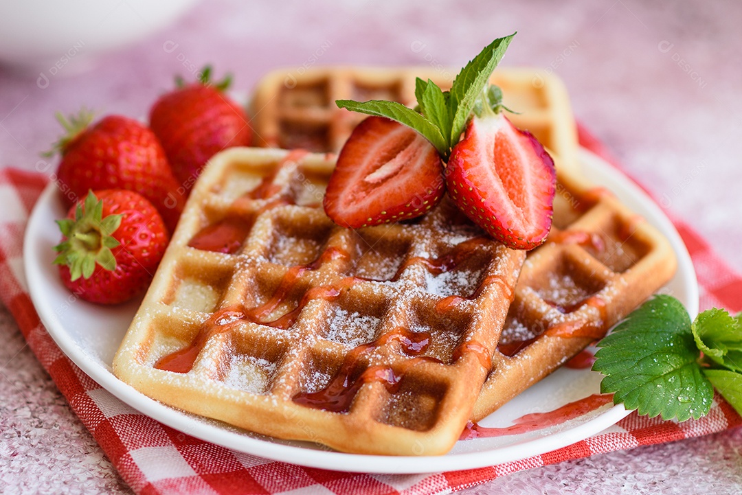 Deliciosos waffles belgas crocantes e doces com morangos