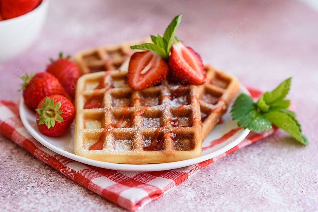 Deliciosos waffles belgas crocantes e doces com morangos