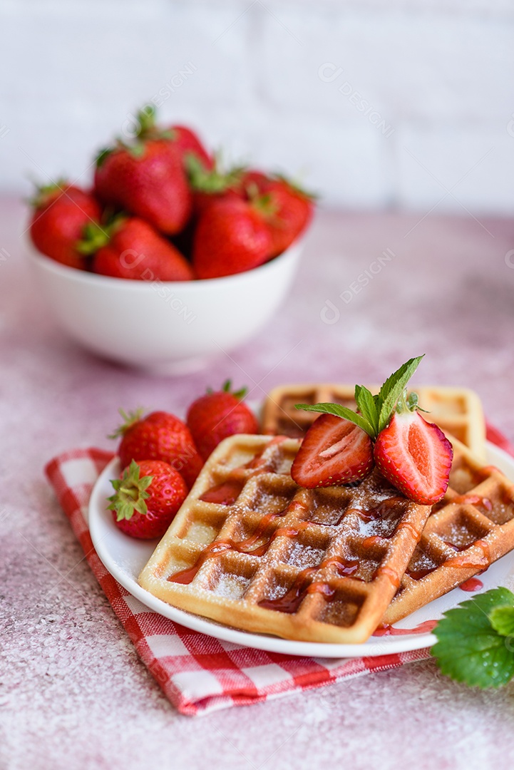 Deliciosos waffles belgas crocantes e doces com morangos