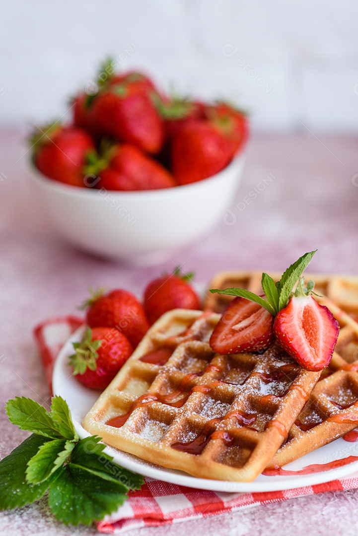 Deliciosos waffles belgas crocantes e doces com morangos