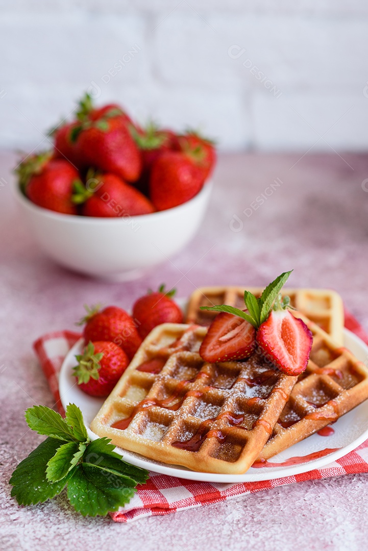 Deliciosos waffles belgas crocantes e doces com morangos