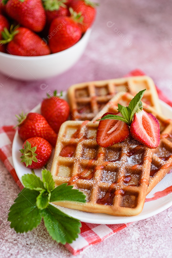 Deliciosos waffles belgas crocantes e doces com morangos