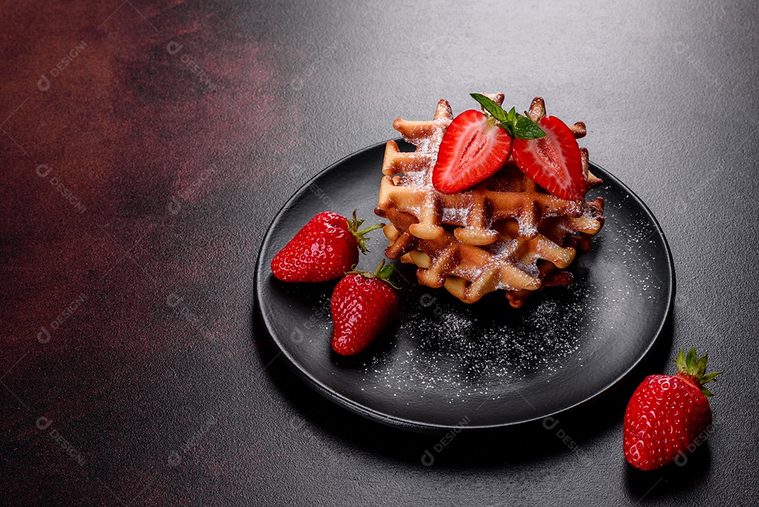 Deliciosos waffles belgas crocantes e doces com morangos