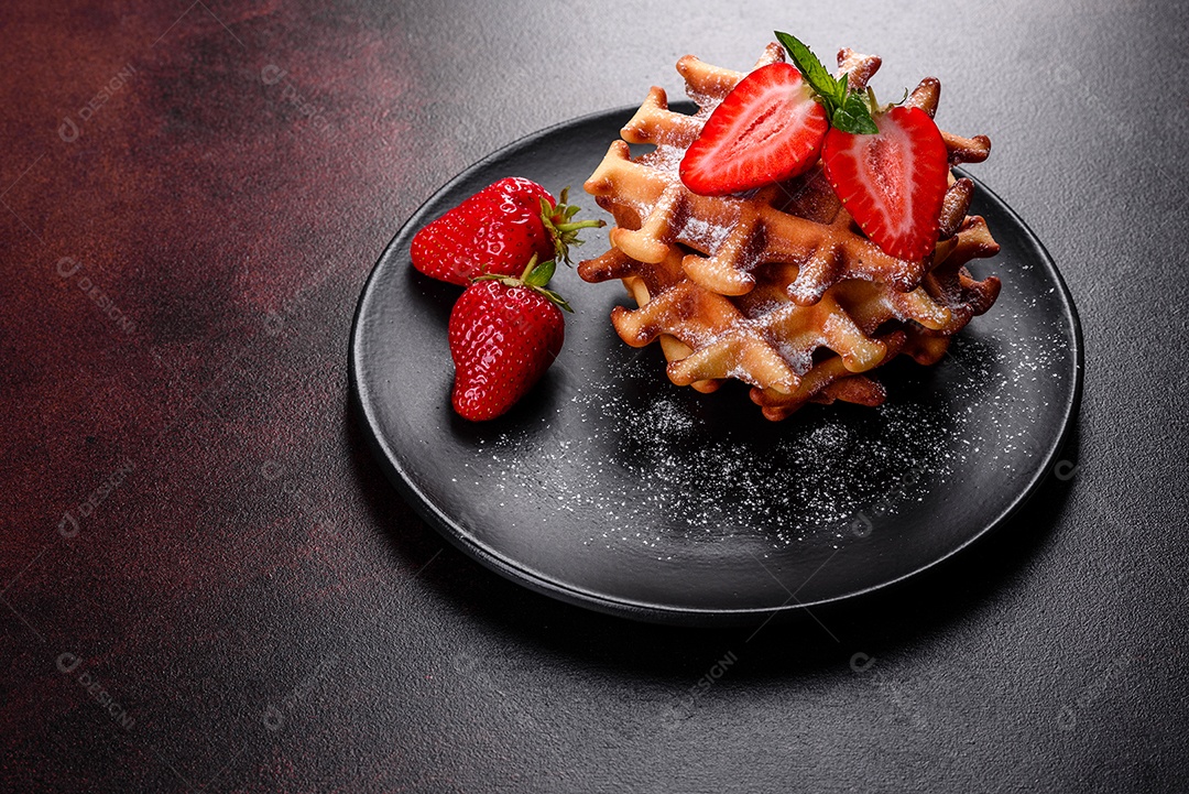 Deliciosos waffles belgas crocantes e doces com morangos