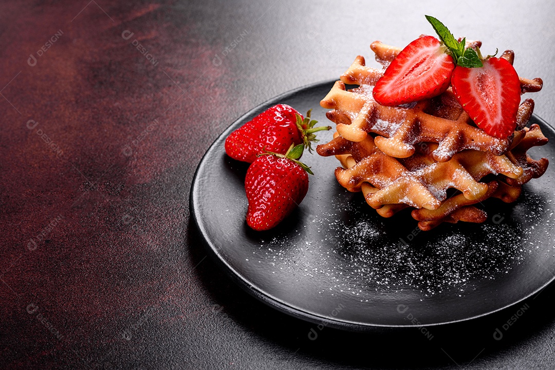 Deliciosos waffles belgas crocantes e doces com morangos