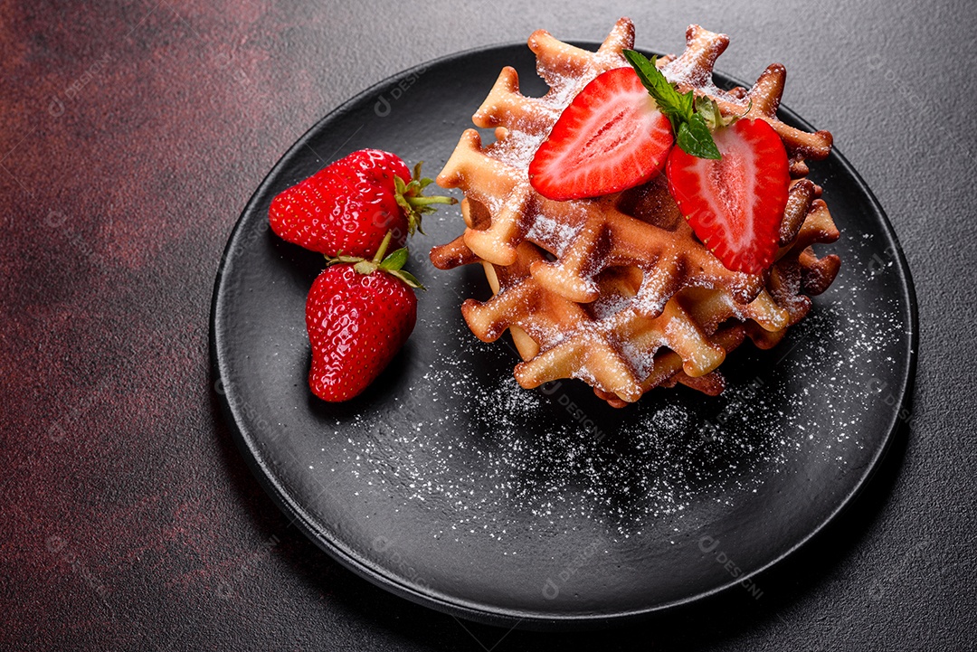 Deliciosos waffles belgas crocantes e doces com morangos