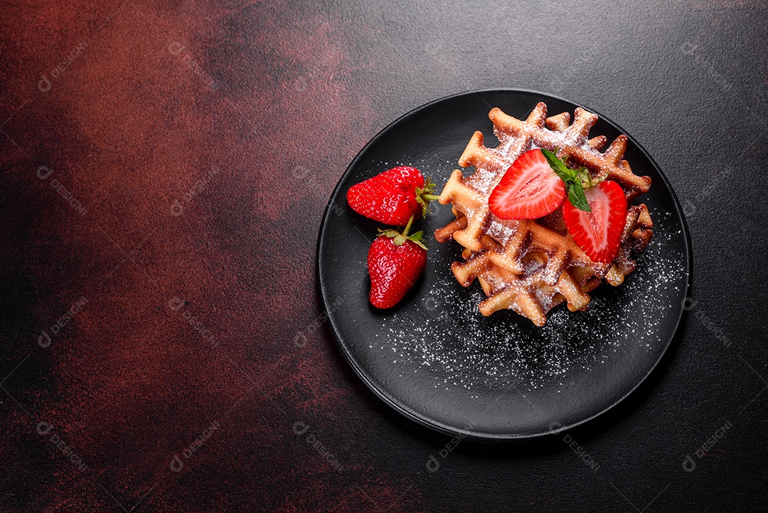 Deliciosos waffles belgas crocantes e doces com morangos