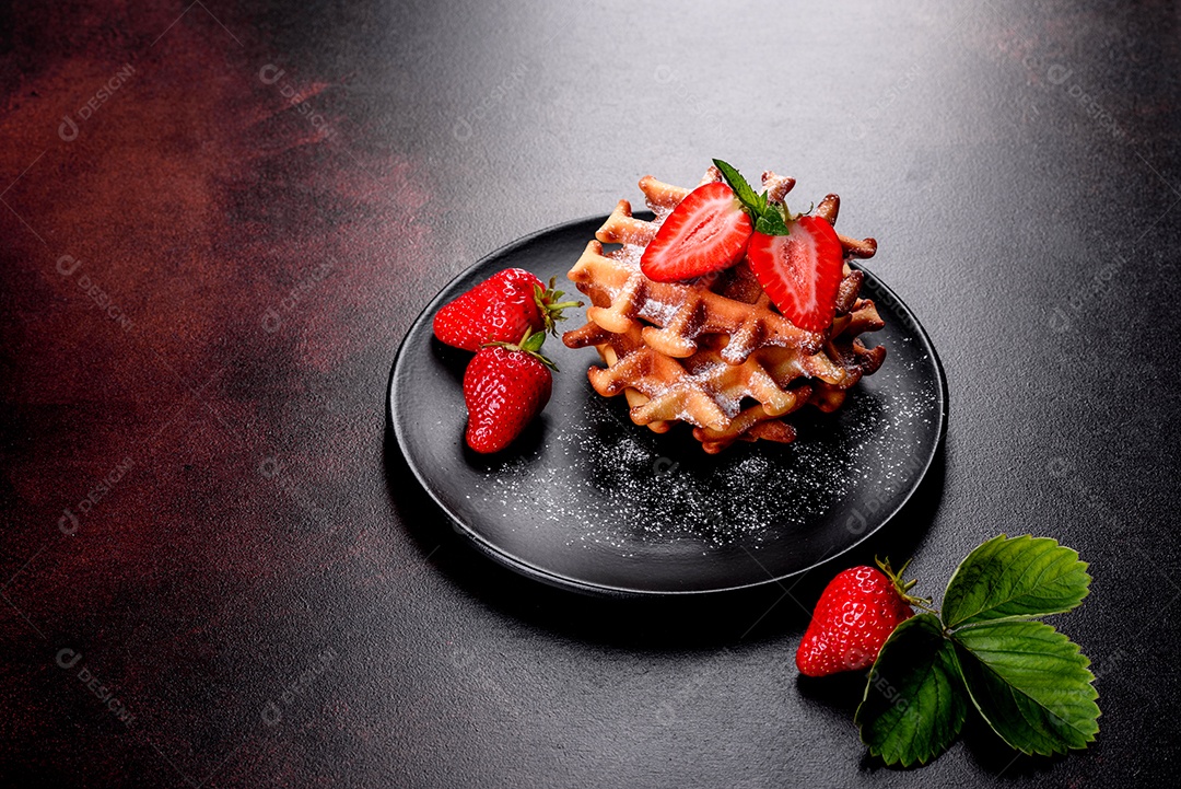 Deliciosos waffles belgas crocantes e doces com morangos