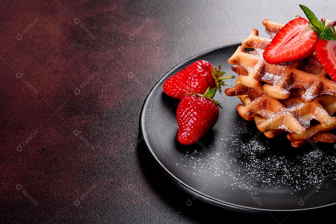 Deliciosos waffles belgas crocantes e doces com morangos