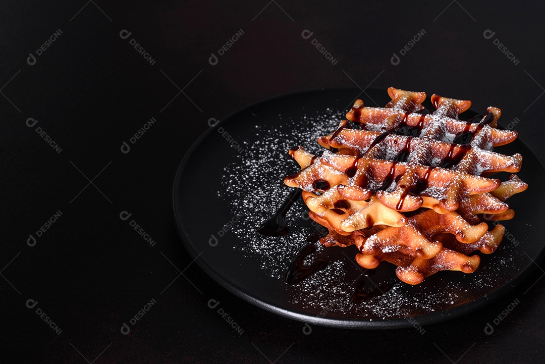 Deliciosos waffles belgas crocantes e doces com frutas e bagas.