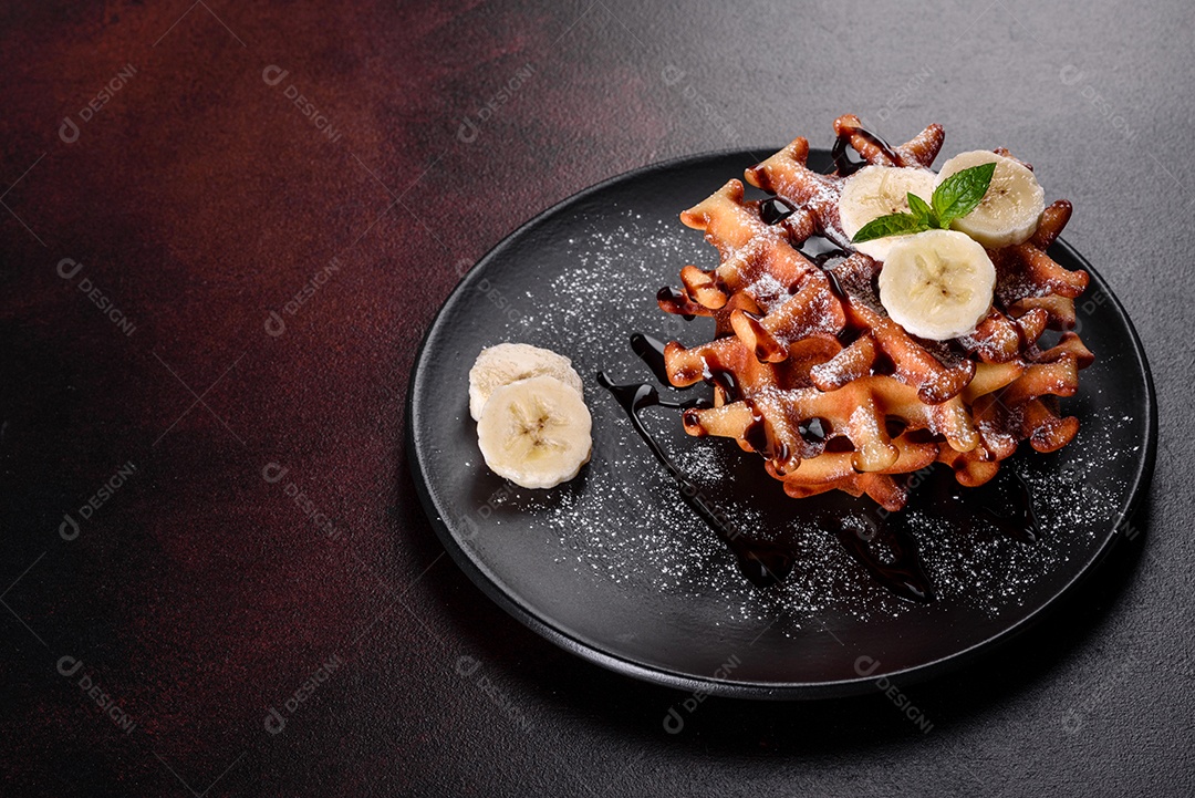 Deliciosos waffles belgas crocantes e doces com banana