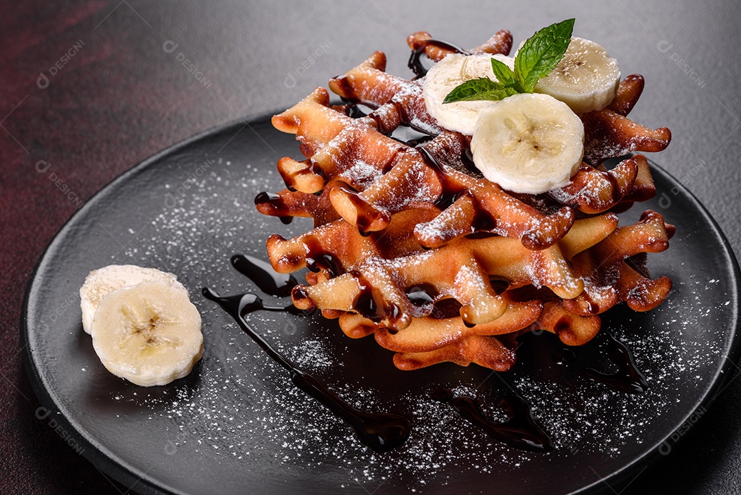 Deliciosos waffles belgas crocantes e doces com banana