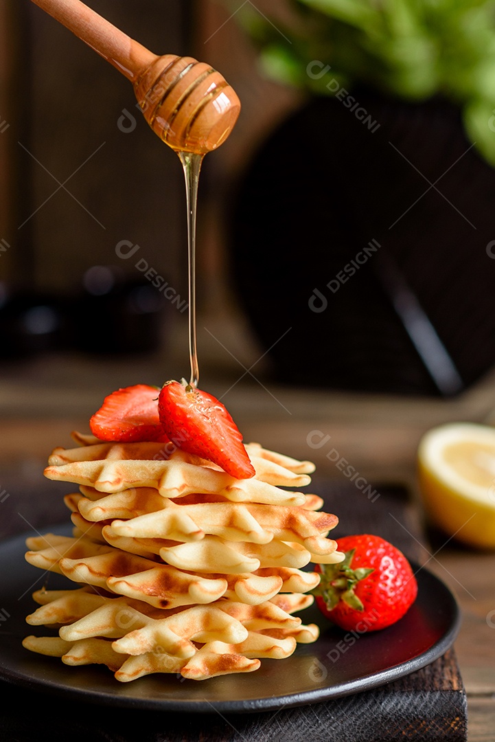 Deliciosos waffles belgas crocantes e doces com frutas e bagas. Delicioso café da manhã nutritivo e saudável