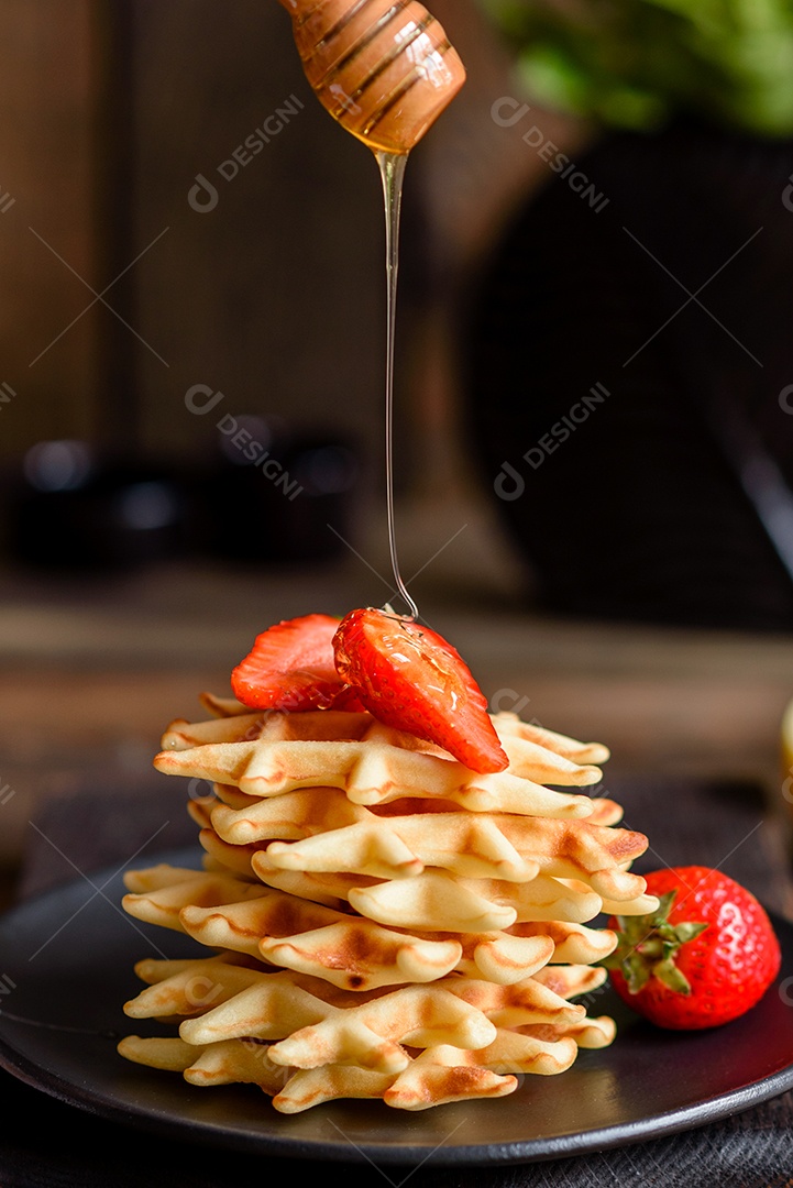 Deliciosos waffles belgas crocantes e doces com frutas e bagas. Delicioso café da manhã nutritivo e saudável
