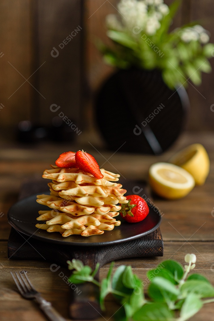 Deliciosos waffles belgas crocantes e doces com frutas e bagas. Delicioso café da manhã nutritivo e saudável