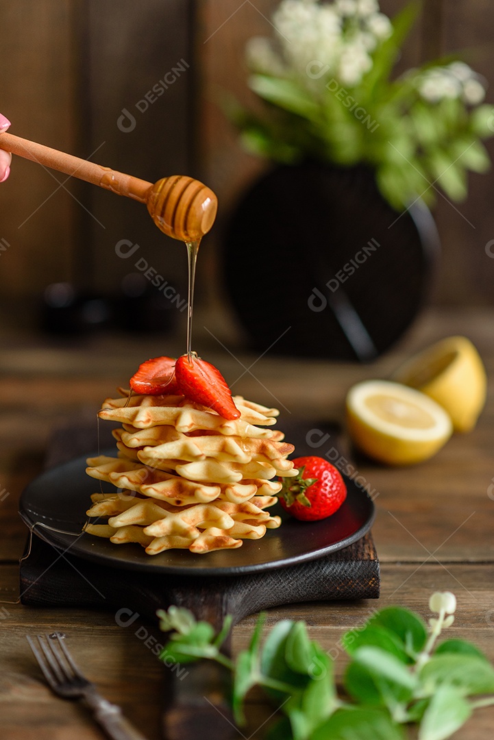 Deliciosos waffles belgas crocantes e doces com frutas e bagas. Delicioso café da manhã nutritivo e saudável