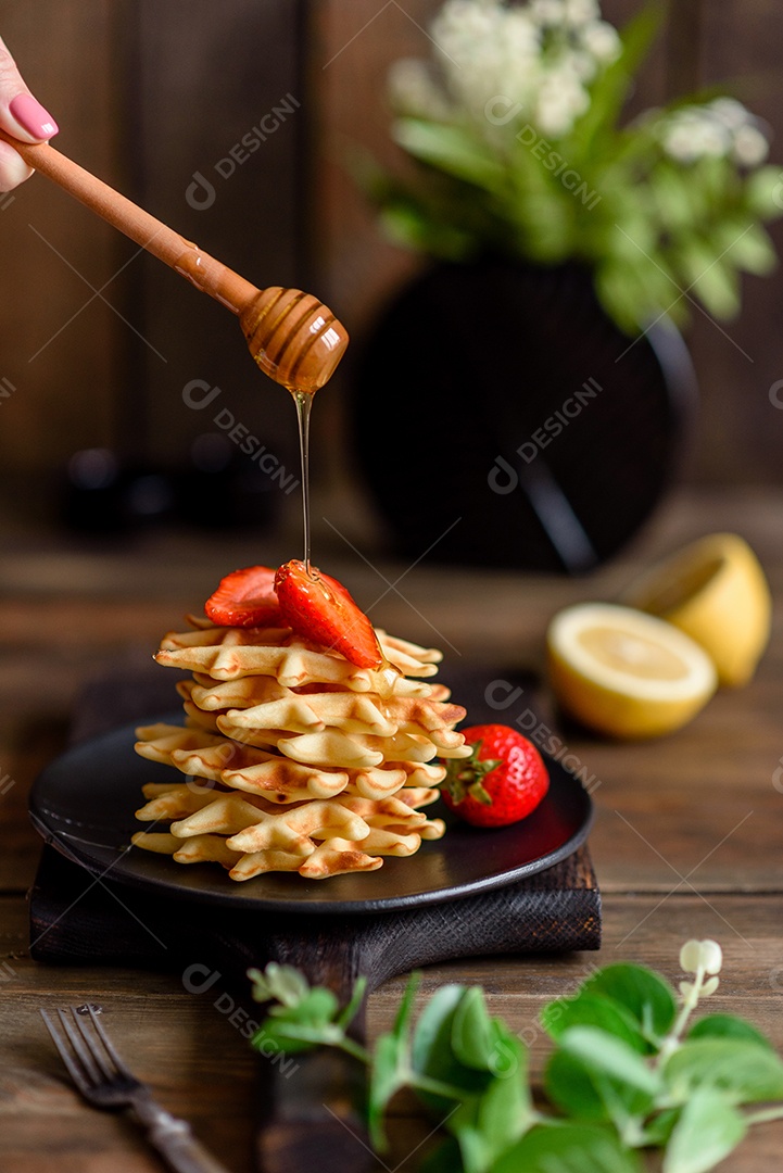 Deliciosos waffles belgas crocantes e doces com frutas e bagas. Delicioso café da manhã nutritivo e saudável