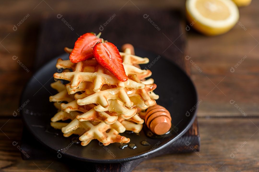 Deliciosos waffles belgas assados ​​frescos com bagas e frutas