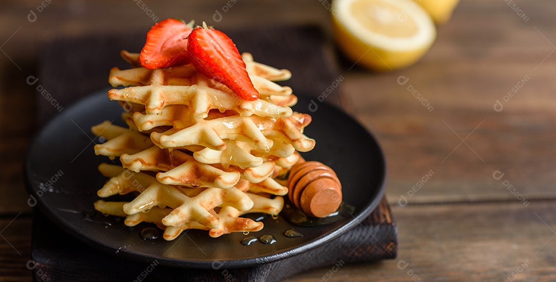 Deliciosos waffles belgas assados ​​frescos com bagas e frutas