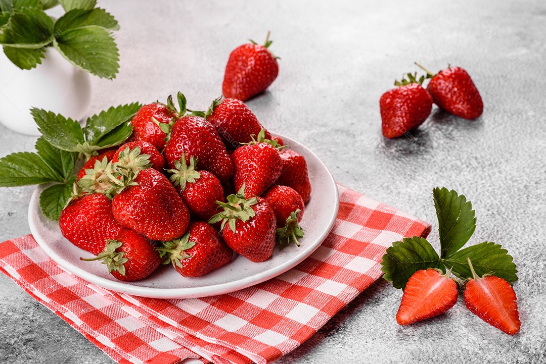 Morangos frescos e suculentos com folhas. Colheita fresca de verão de morangos