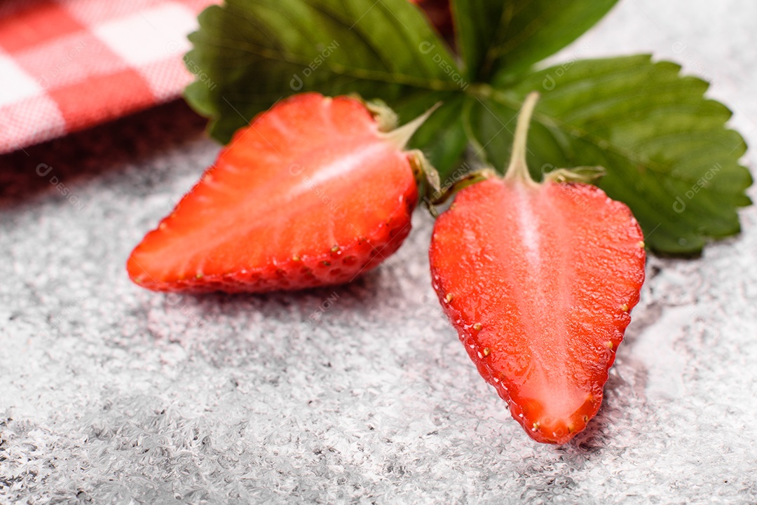 Morangos frescos e suculentos com folhas. Colheita fresca de verão de morangos