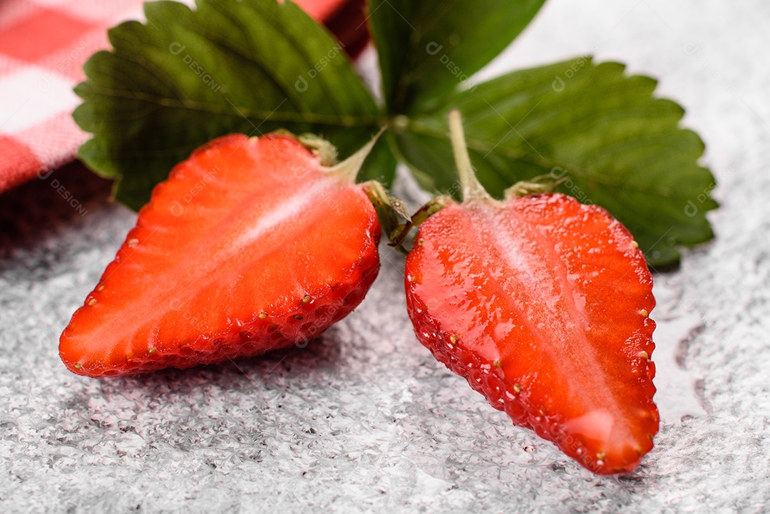 Morangos frescos e suculentos com folhas. Colheita fresca de verão de morangos