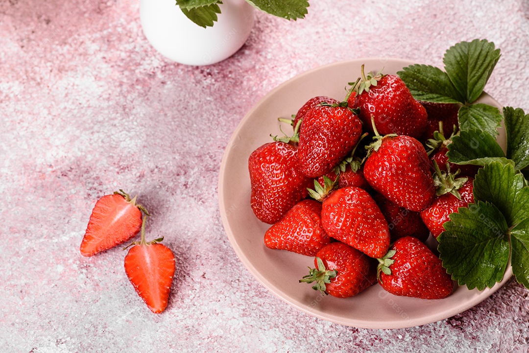 Morangos frescos e suculentos com folhas. Colheita fresca de verão de morangos