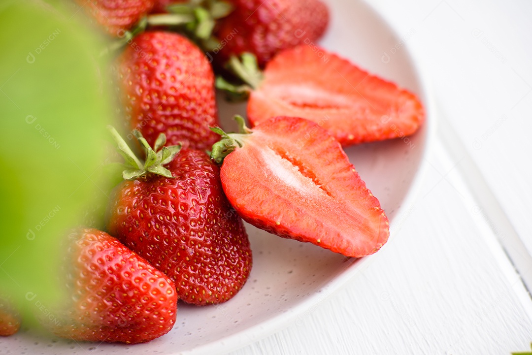 Morangos frescos sobre uma mesa