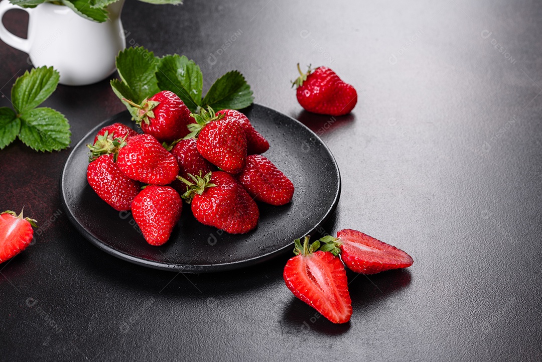 Morangos frescos sobre uma mesa