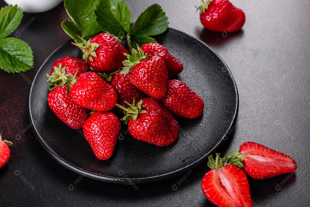 Morangos frescos e suculentos com folhas. Colheita fresca de verão de morangos