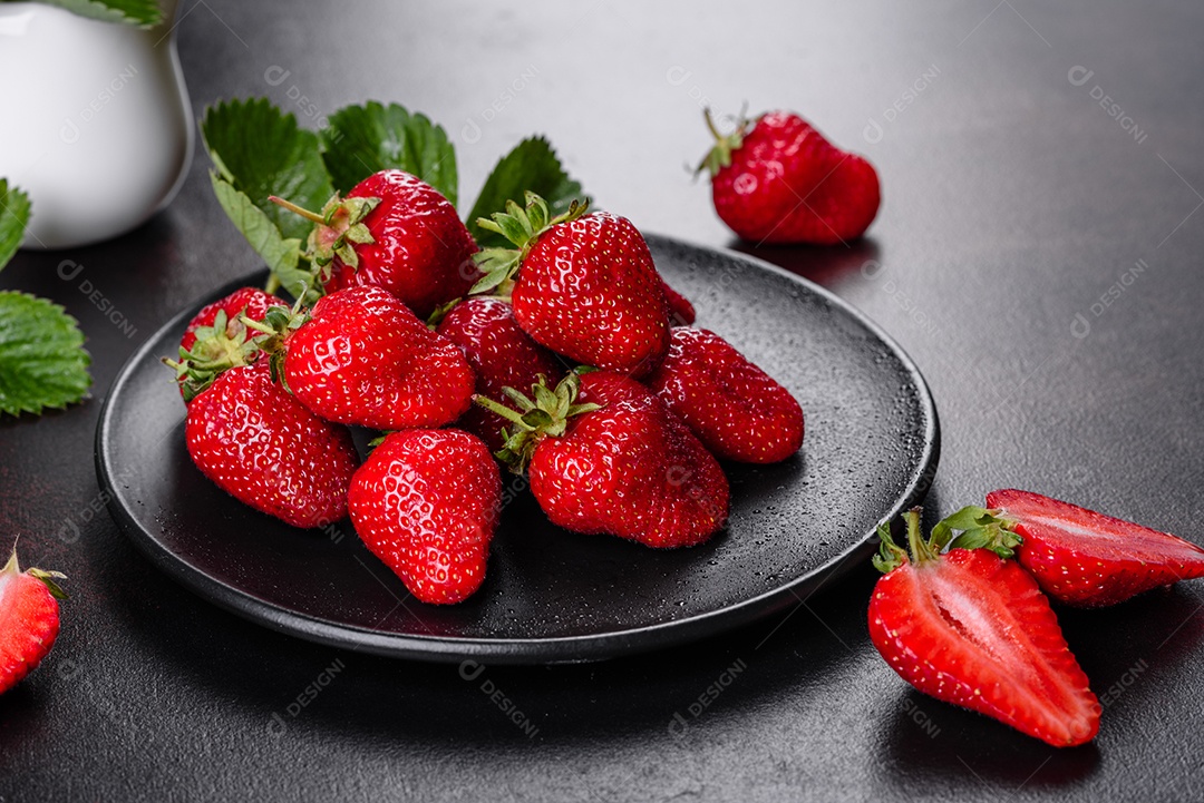 Morangos frescos e suculentos com folhas. Colheita fresca de verão de morangos