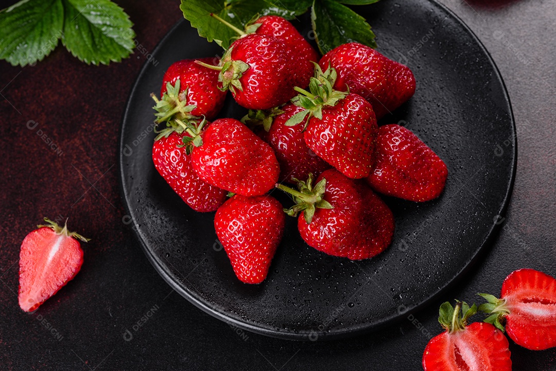 Morangos frescos e suculentos com folhas. Colheita fresca de verão de morangos