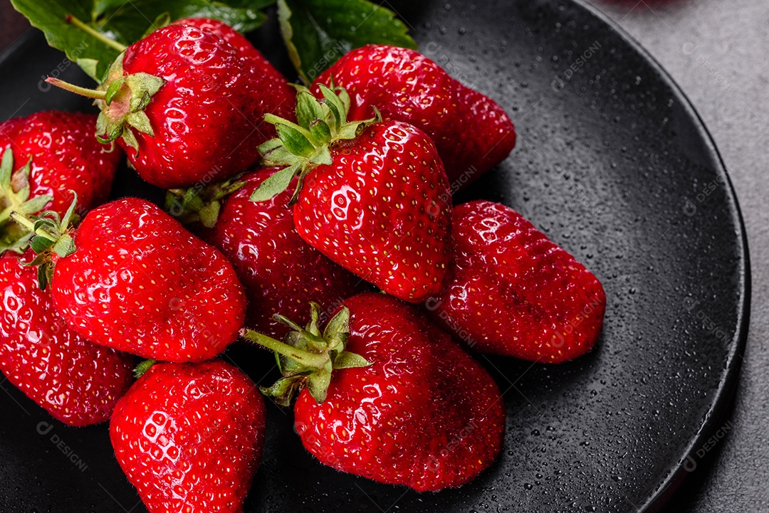 Morangos frescos e suculentos com folhas. Colheita fresca de verão de morangos