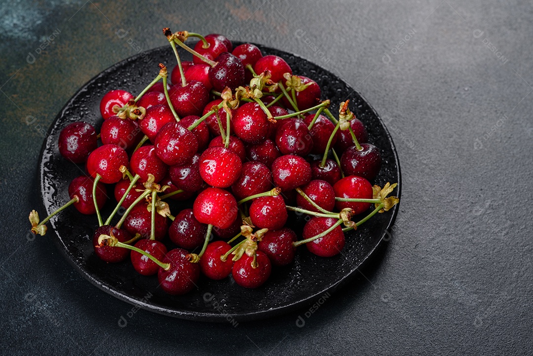 Grande coleção de cerejas vermelhas frescas. Fundo de cerejas maduras