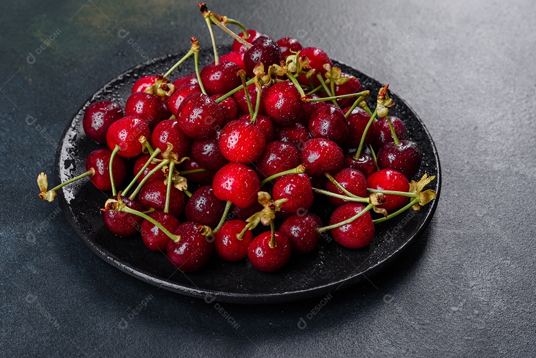 Grande coleção de cerejas vermelhas frescas. Fundo de cerejas maduras