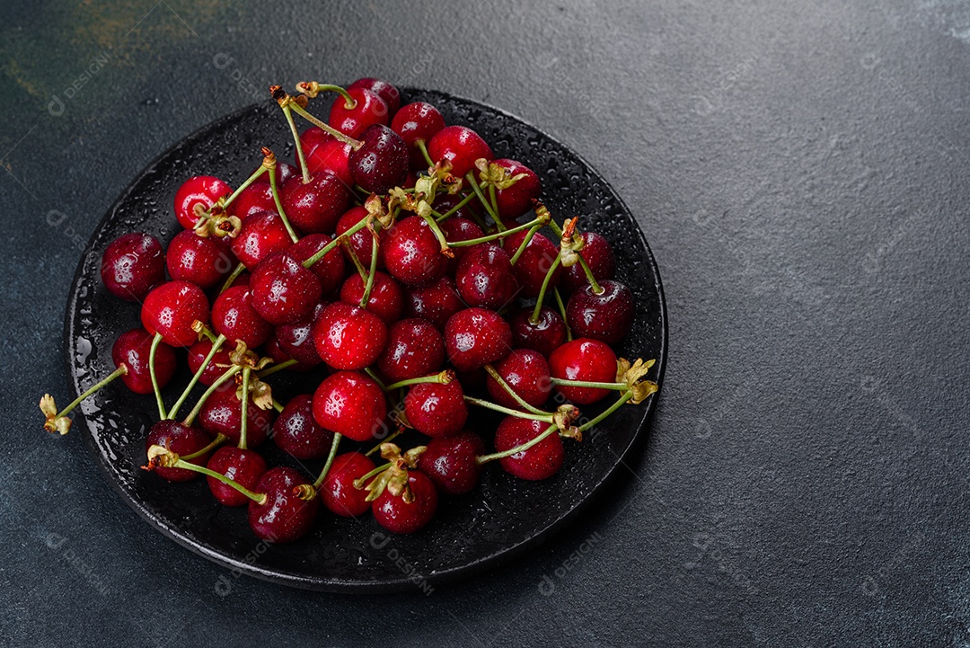 Grande coleção de cerejas vermelhas frescas. Fundo de cerejas maduras