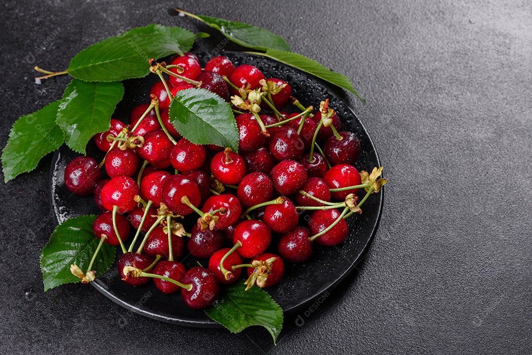 Grande coleção de cerejas vermelhas frescas. Fundo de cerejas maduras